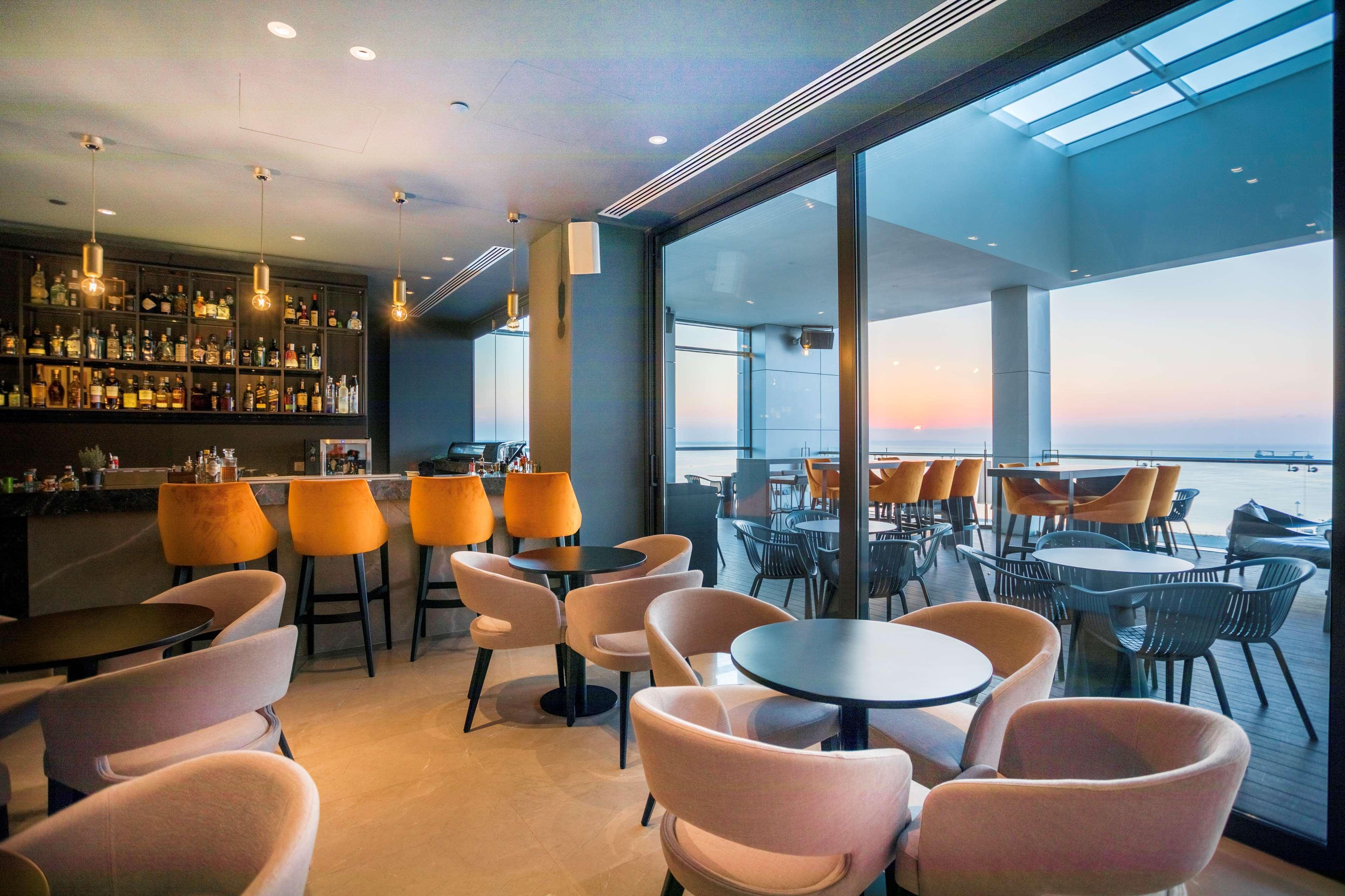 래디슨 블루 호텔 라르나카 외부 사진 The Sky Bar