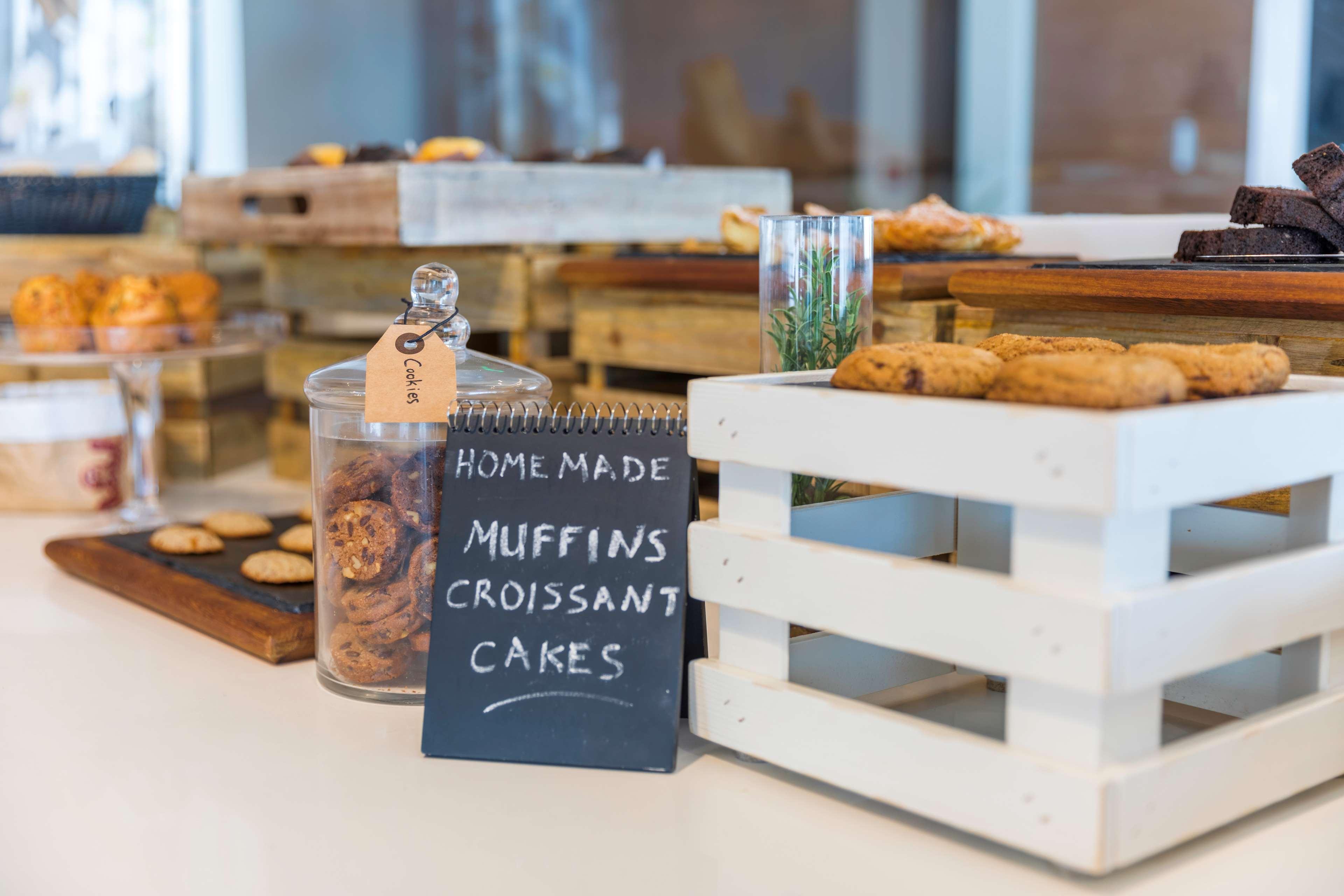 래디슨 블루 호텔 라르나카 외부 사진 The coffee shop at the National Museum of the Marine Corps