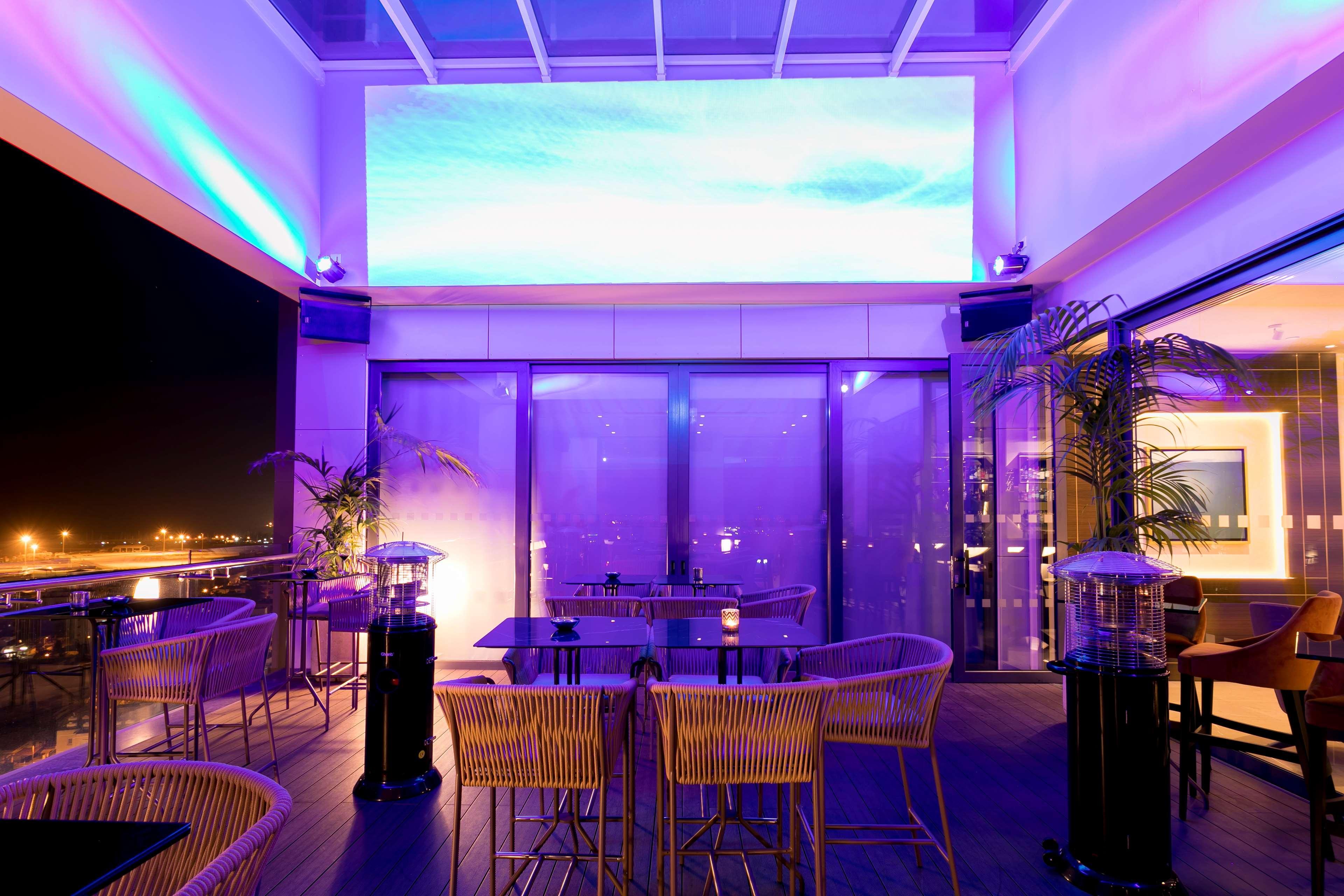 래디슨 블루 호텔 라르나카 외부 사진 Sky Bar