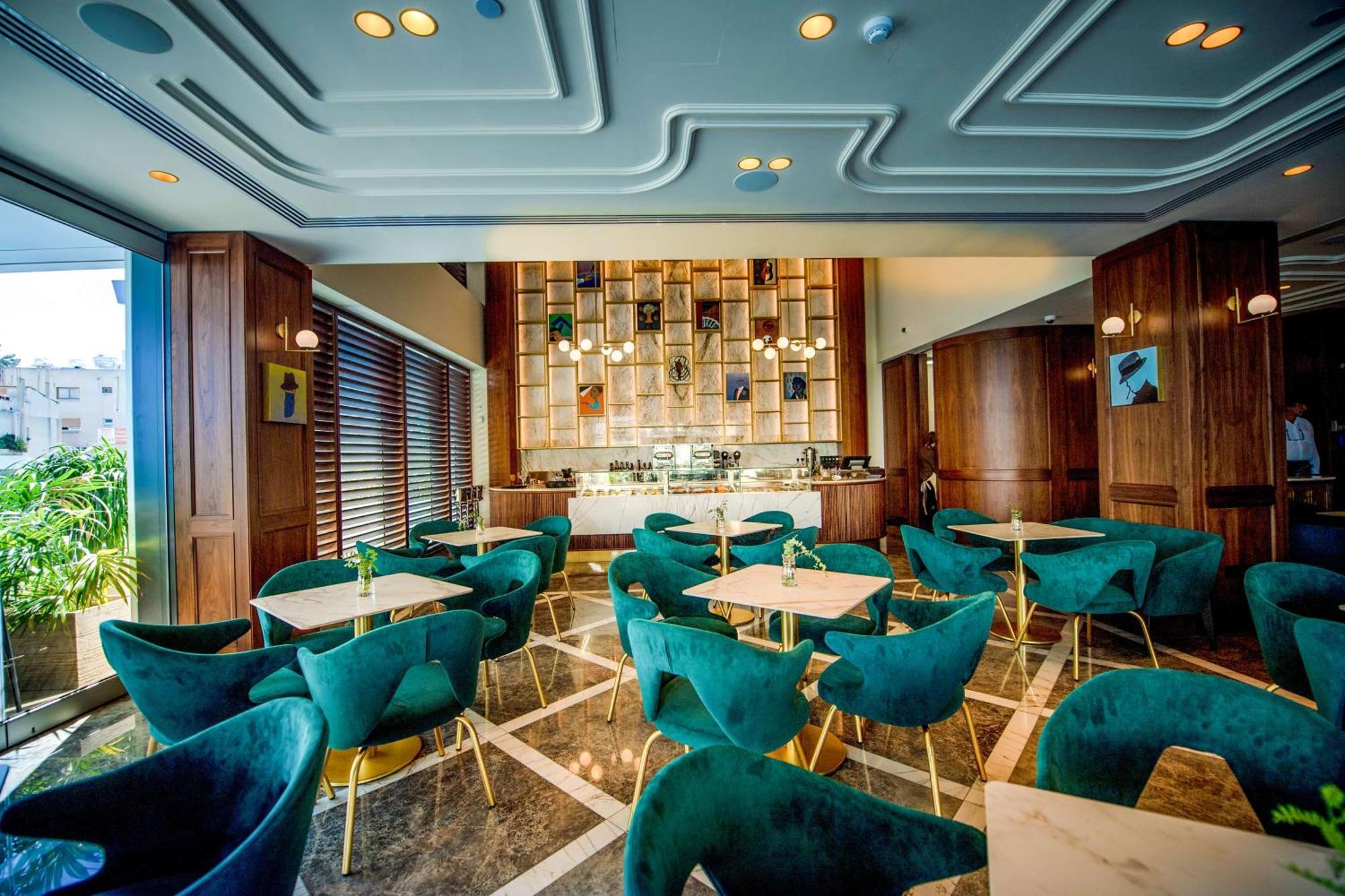 래디슨 블루 호텔 라르나카 외부 사진 The interior of the hotel